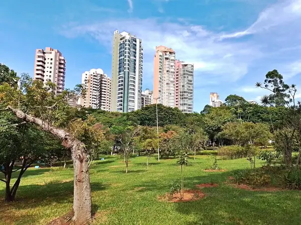 Spor, Eğlence ve Eğitim Merkezi (CERET), eğlence, eğitim, kültür, sosyal, spor ve sivil programların geliştirildiği büyük bir merkezdir..