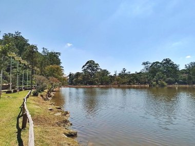 Carmo Park Olavo the Setbal, şehrin yoğun nüfuslu doğu bölgesinde kalan az sayıdaki yeşil alandan biridir. Bölgede çeşitli bir bitki örtüsünün yanı sıra Atlantik Ormanı 'ndan gelen zengin bir hayvan barınağı ve yiyecek barındırıyor. 