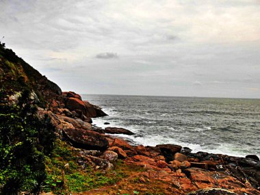 Okyanus kumlu plajlar gelgitlerden ve dalgalardan çok etkilenir.