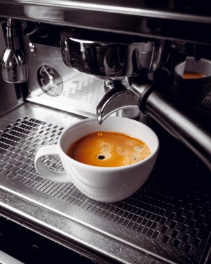 Kahve fincanlı espresso makinesi.