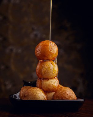 Lezzetli çörekler siyah masada.