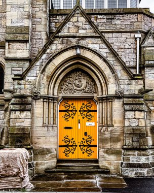 Kilisenin ön cephesinin dikey görüntüsü.