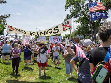 Parktaki bir mitingde, faşizme ve monarşiye karşı 'Kralsız' bayrağı taşıyan çeşitli protestocular vardı..