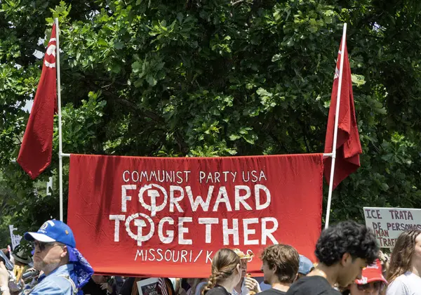 Kırmızı pankartlı bir protesto sahnesinde katılımcılar tarafından düzenlenen 