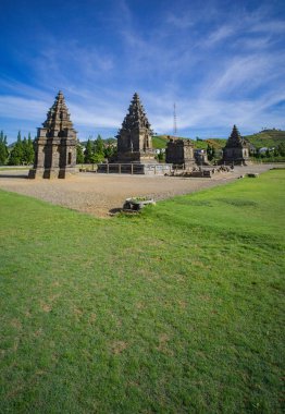 Banjarnegara, Endonezya - 19 Eylül 2022: Candi Arjuna 'nın 8. yüzyıl taş oymalarını keşfedin, yetenekli sanatçılar Dieng' in volkanik kayasında Hindu tanrılarını kutsal hassasiyetle ölümsüzleştirdiler..