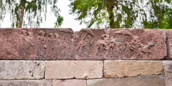 Karanganyar, Endonezya - 27 Ekim 2012: Candi Sukuh 'un şemsiye taşıyan geçitlerin benzersiz 15. yüzyıl rahatlamasını ortaya çıkarmak, Java' nın geç dönem Hint sanatını taş öykülerde sergilemek.