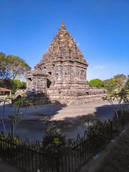 Klaten, Endonezya - 3 Temmuz 2024: Candi Bubrah 'ın Prambanan kompleksindeki mistik 9. yüzyıl kalıntılarını keşfedin..