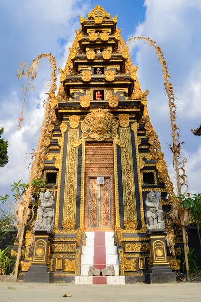 Karanganyar, Endonezya - 16 Eylül 2017: Puri Pasekan Agung 'un görkemli Cava sarayını keşfetmek, geleneksel mimarinin bereketli dağ manzaralarıyla harmanlandığı yer.