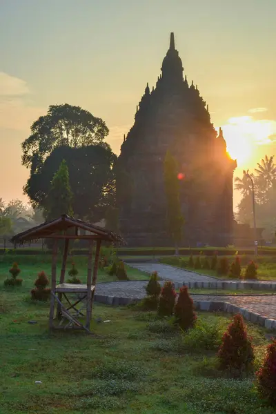 Klaten, Endonezya - 30 Ocak 2019: Candi Sojiwan 'ın sakin 9. yüzyıl Budist kalıntılarına hayranlık duyun, burada karmaşık hayvan yardımları Orta Cava' da huzurlu pirinç tarlası panoramalarıyla harmanlanır..