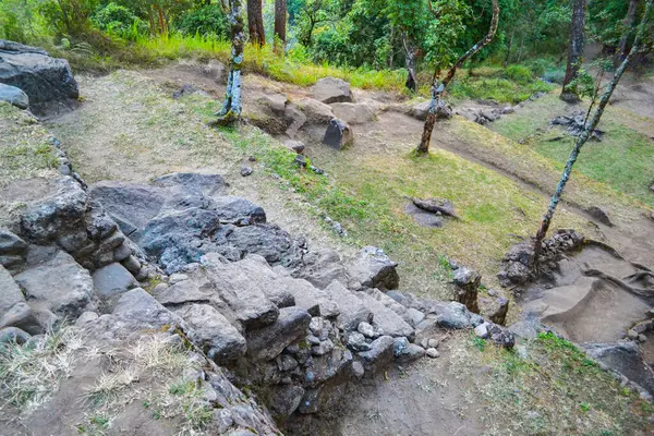Karanganyar, Endonezya - 15 Ağustos 2015: Cava 'nın geç dönem klasik mimarisini kutsal dağ ruhaniliğiyle harmanlayan gizemli bir Hindu türbesi olan Candi Kethek' i keşfedin.