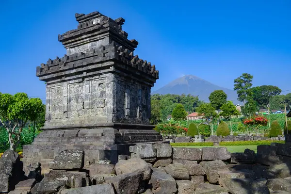 Temanggung, Endonezya - 12 Temmuz 2018: Candi Pringapus 'u keşfedin, Shiva' ya adanmış 9. yüzyıldan kalma bir Hindu tapınağı, merkez Java 'da karmaşık oymalar ve sakin dağ çevreleri yer alıyor..