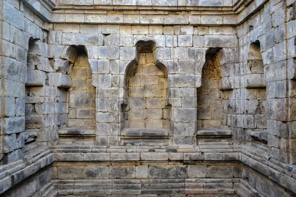 Klaten, Endonezya - 10 Eylül 2019: Candi Lumbung 'un Prambanan kompleksindeki 9. yüzyıl Budist sükuneti, antik stupaların Java' nın kırsal bölgeleriyle uyum sağladığı yer..