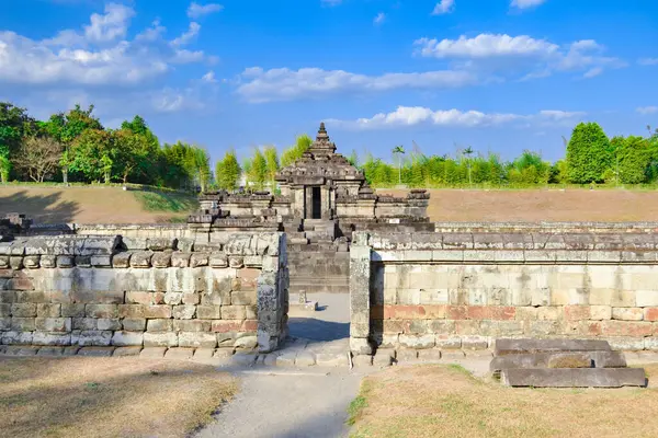 Sleman, Endonezya - 19 Temmuz 2019: 9. yüzyıl Hindu tapınağı Candi Sambisari 'yi keşfetmek, antik Cavalılar tarafından Lord Shiva' ya adanmış karmaşık oymalarla inşa edilmiş, yerin altında gömülü olarak bulundu..