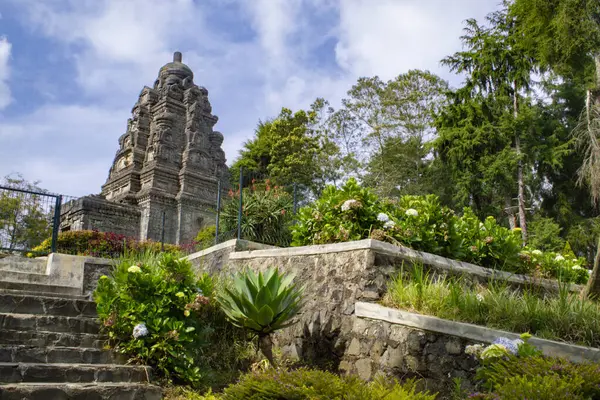 Banjarnegara, Endonezya - 20 Eylül 2022: Candi Bima, Banjarnegara, Endonezya 'da bir 8. yüzyıl Hindu tapınağı. Dieng Platosu 'ndaki bu eşsiz piramit tapınağı Mahabharata' nın güçlü kahramanını onurlandırıyor..