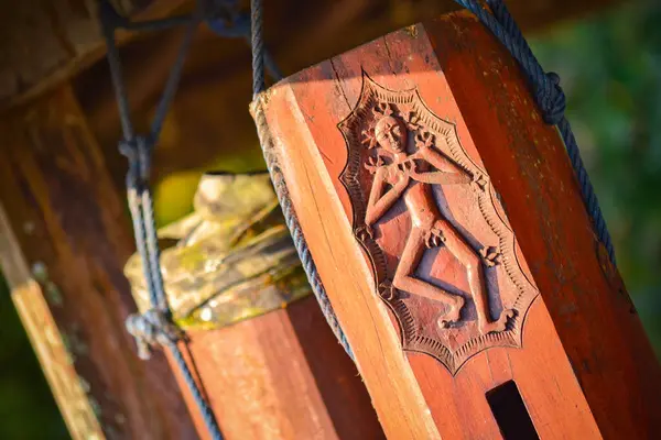 Karanganyar, Endonezya - 3 Ağustos 2015: Cava sanatçılarının ahşap alarmları kutsal Hindu sanat eserlerine dönüştürdüğü Candi Cetho 'nun kesik davul oymalarına Marvel at.