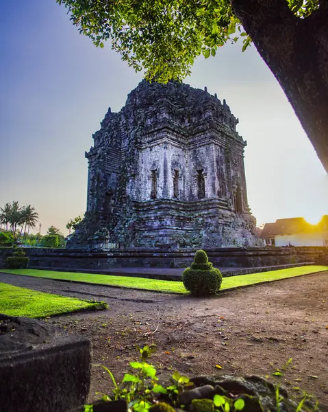 Sleman, Endonezya - 13 Mayıs 2023: 8. yüzyıl Budist tapınağı Candi Kalasan 'ı keşfedin, karmaşık oymalarla süslenmiş, tanrıça Tara' yı zarif mimari detaylarla onurlandırmak için inşa edilmiştir..