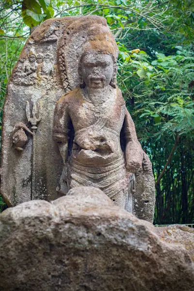 Sleman, Endonezya - 19 Ağustos 2022: Antik Agastya heykelini Arca Gupolo, Candi Ijo, Sleman 'da keşfedin. Bu 9. yüzyıl Hindu adaçayı heykeli Java 'nın zengin ruhsal mirasını yansıtıyor..