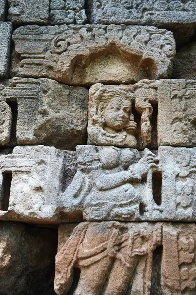 Semarang, Endonezya - 29 Temmuz 2017: Semarang, Endonezya 'da Candi Dukuh' un mistik rahatlamalarını keşfedin. Bu 15. yüzyıl Hindu oymacılığı Java ruhaniliğini antik sanatla harmanlıyor..