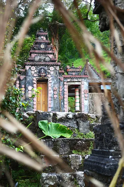 Karanganyar, Endonezya - 8 Temmuz 2017: Karanganyar 'da sakin bir Hindu su tapınağı olan Pura Kalisodo' yu keşfedin. Bu kutsal bahar mabedi, bereketli doğanın ortasında Java-Bali maneviyatını harmanlıyor..