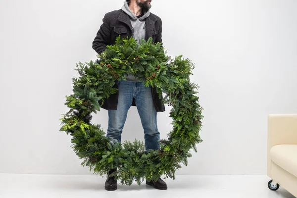 Faceless Man Holds Big Green Christmas Wreath His Hands White — Stock Photo, Image