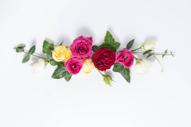 Çiçek arkaplanı. Şeftali ve turuncu çiçeklerden elde edilen çiçek deseni izole edilmiş. Üst manzara, düz yatış. Boşluğu kopyala. 