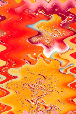 Çarpıtılmış fotoğraf, sarı-turuncu tonlarda soyut arkaplan. Psikedelik fantezi figürleri, renkli desenler. Dikey fotoğraf