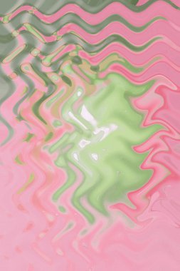 Çarpıtılmış fotoğraf, pembe-yeşil tonlarda soyut. Psikedelik, renkli desen. Kozmetik ürünlerinin sunumu için hassas bir arkaplan. 
