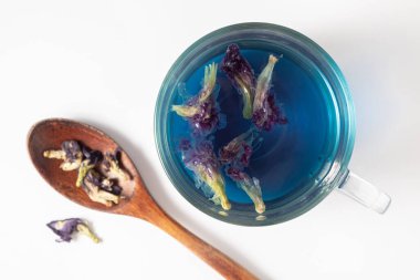 Cam fincanda Çin mavisi anchan çayı ve beyaz arka planda tahta kaşık. Seçici odak