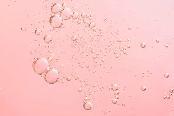 Suero Facial Con Burbujas Agua Fondo Rosa Líquido Cosmético Abstracto — Foto de Stock