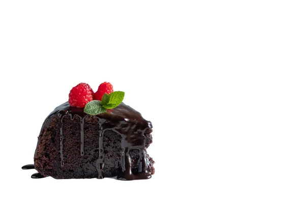 Ünlü Çikolatalı Amerikan Pastası Beyaz Arka Planda Koyu Kremalı Ahududu — Stok fotoğraf