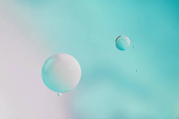 Abstrakter Hintergrund Sanften Blautönen Makroöltropfen Auf Der Wasseroberfläche Zarter Kosmetischer — Stockfoto