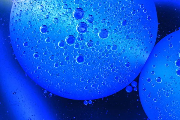 Suya Yağ Emülsiyonu Mavi Arka Planda Güzel Küresel Daireler Uzayın — Stok fotoğraf