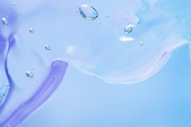 Kozmetik ürünlerin jel dokusu. Yumuşak arkaplanda köpüklü şeffaf krem. makro fotoğraf. bulanık ve seçici odak