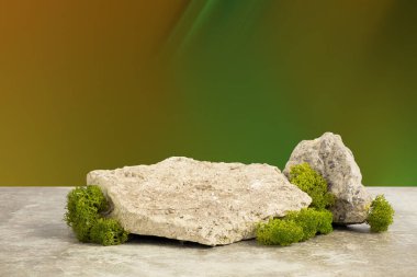 Doğal stil. Yeşil yosunlu taş podyum eğimli çizgili bataklık yeşili arka planda. Kozmetik ürünlerin sunumu için hala hayat var. Boşluğu kopyala