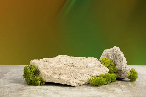 Doğal stil. Yeşil yosunlu taş podyum eğimli çizgili bataklık yeşili arka planda. Kozmetik ürünlerin sunumu için hala hayat var. Boşluğu kopyala