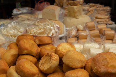 Ukrayna pazarında tezgahın üzerinde farklı çeşitte peynir var. bulanık ve seçici odak.