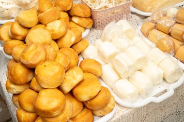 Ukrayna pazarında tezgahın üzerinde farklı çeşitte peynir var. bulanık ve seçici odak.