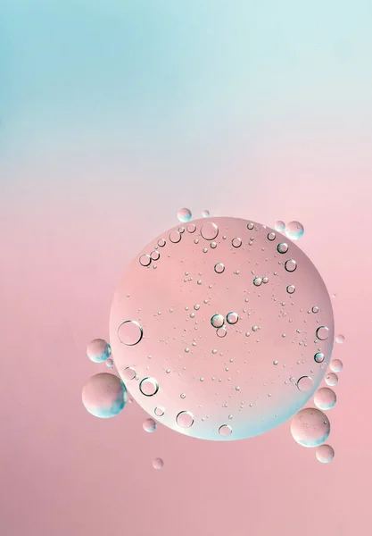 Makroöltropfen Auf Der Wasseroberfläche Zarter Kosmetischer Hintergrund Für Werbeartikel Blassblau — Stockfoto