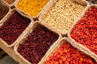 Çiftçi pazarında fındık ve kurutulmuş meyve çeşitleri. Yan görünüm