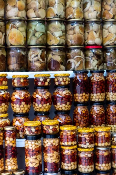 유리병을 클로즈업하면 맛있는 완두와 전시되어 우크라 이나의 카르파티아 — 스톡 사진