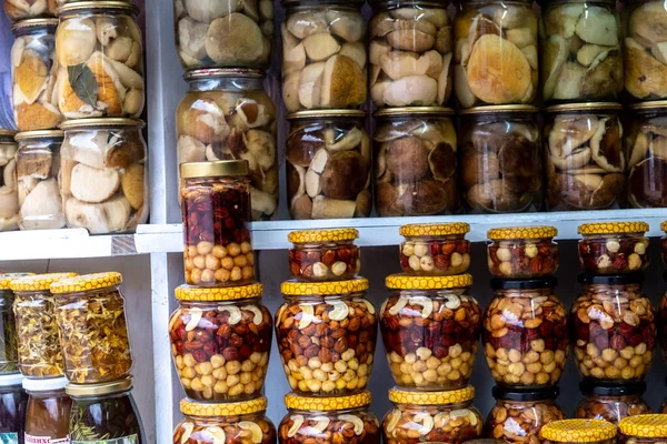 뚜껑을 유리병에는 종류의 맛있는 완두와 진열되어 우크라 이나의 카르파티아 — 스톡 사진