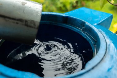 Çatı altında su toplama tankı ve drenaj. Yağmur suyu hasat mimarisi. Üst görünüm
