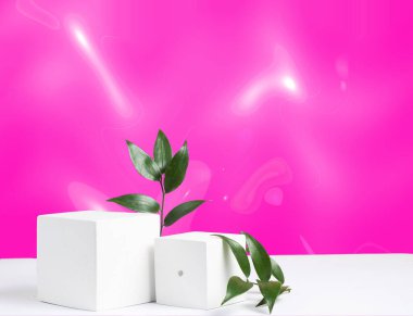 Sıcak pembe Barbiecore gölgelerinde iki çimento küpü podyumu. Kozmetik ürünlerinin tanıtımı için bir model