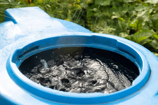 Çatı altında su toplama tankı ve drenaj. Yağmur suyu hasat mimarisi. Üst görünüm