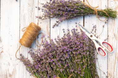 Beyaz ahşap bir masada taze lavanta. Üst görünüm