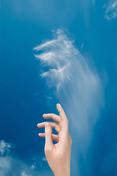 Frauenhand Vor Blauem Himmel Mit Weißen Wolken Ort Werbung Für — Stockfoto