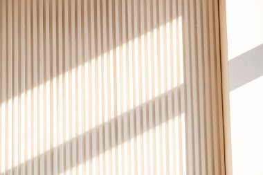 Ahşap çatallı, desenli bir duvarda geometrik gölgeler. desen ve doku. Güneşli bir gün