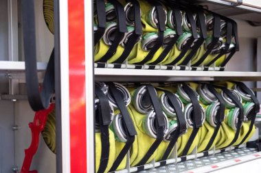 İtfaiye ekipmanı ve aletlerinin tanıtımı. Sarı yangın hortumları yakın çekim. bulanık ve seçici odak 