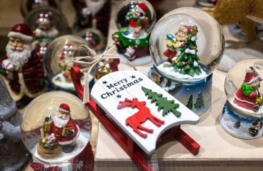 Noel Baba, cam kar küresi, Ukrayna, Lviv 'de bir mağaza vitrininde Noel süslemeleri.