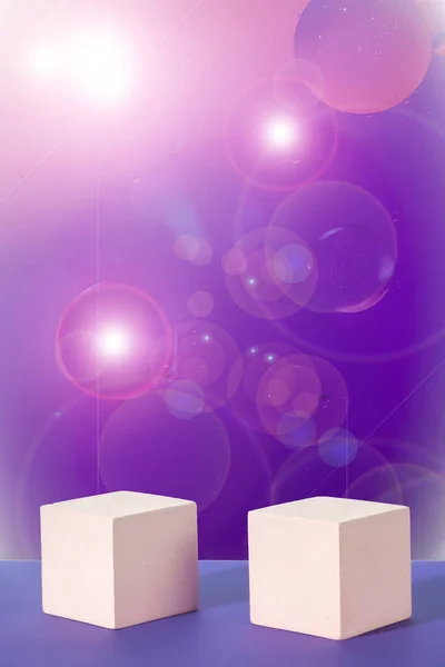 Twee Cement Kubus Podia Een Gradiënt Violette Lens Flare Achtergrond — Stockfoto